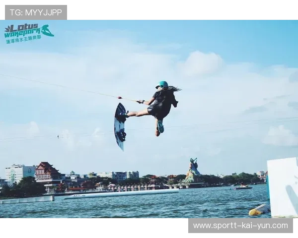 “东桃花岛赛场:缆绳滑水展现飞翔与技巧的完美结合”